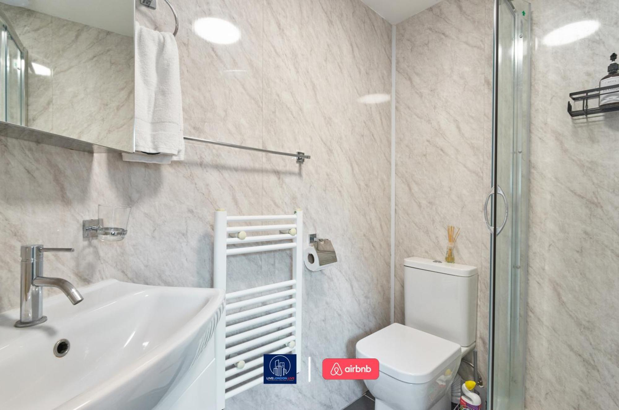 Last-Minute Specials L Sleeps Up To 4 Guests L One-Bedroom Apartment With King Bed And High Ceilings Near Camden By Live London Short Lets & Serviced Accommodation المظهر الخارجي الصورة